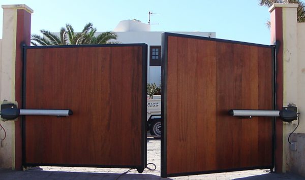 Puertas batientes — Puertas de garaje